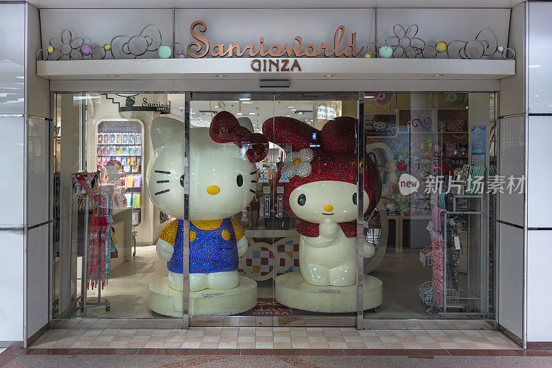 银座三丽鸥世界商店里摆放着名为Hello Kitty和My Melody的猫兔雕像。